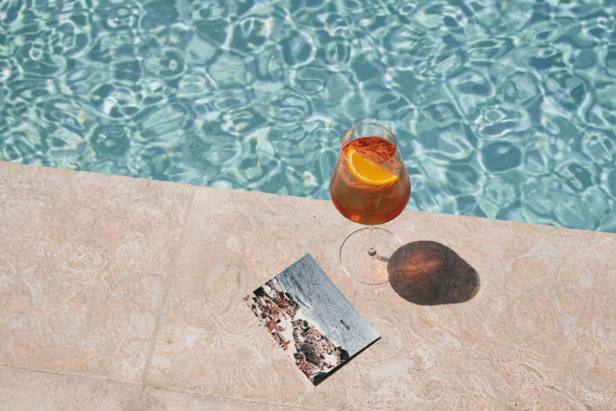 Delano Dubai At Bluewaters Hotel Kültér fotó A glass of Aperol Spritz