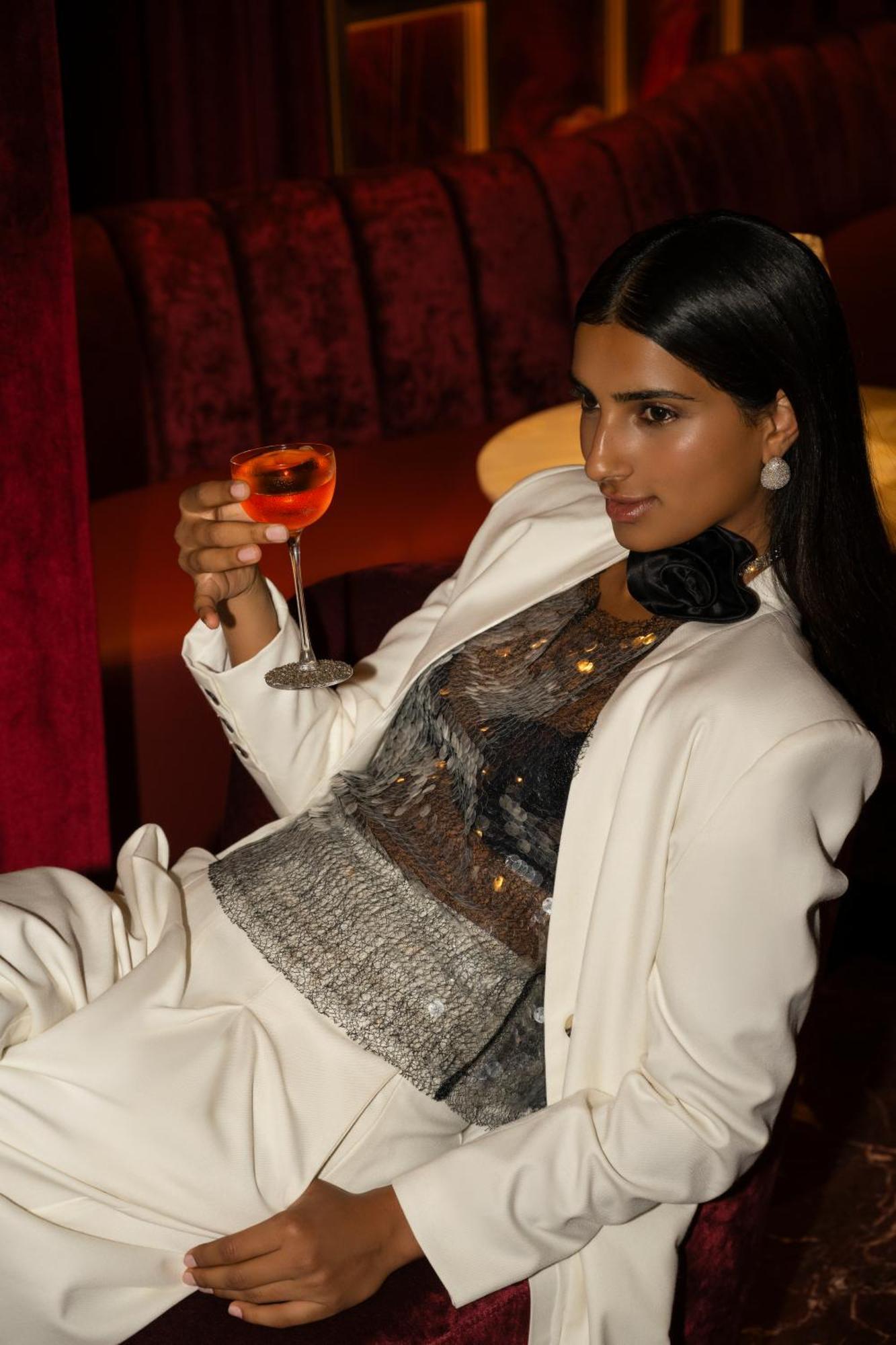 Delano Dubai At Bluewaters Hotel Kültér fotó A woman drinking a cocktail