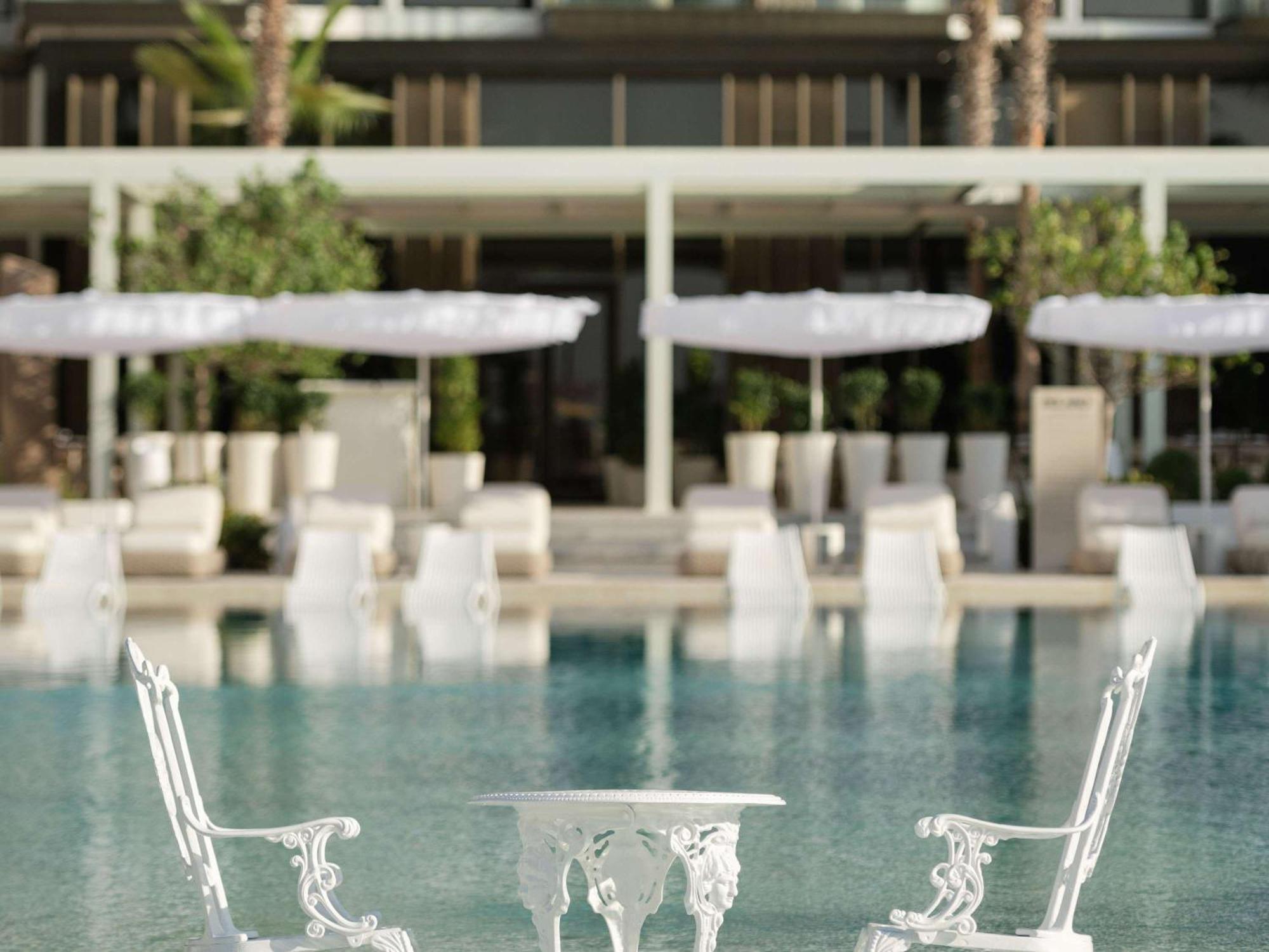 Delano Dubai At Bluewaters Hotel Kültér fotó The swimming pool at the hotel