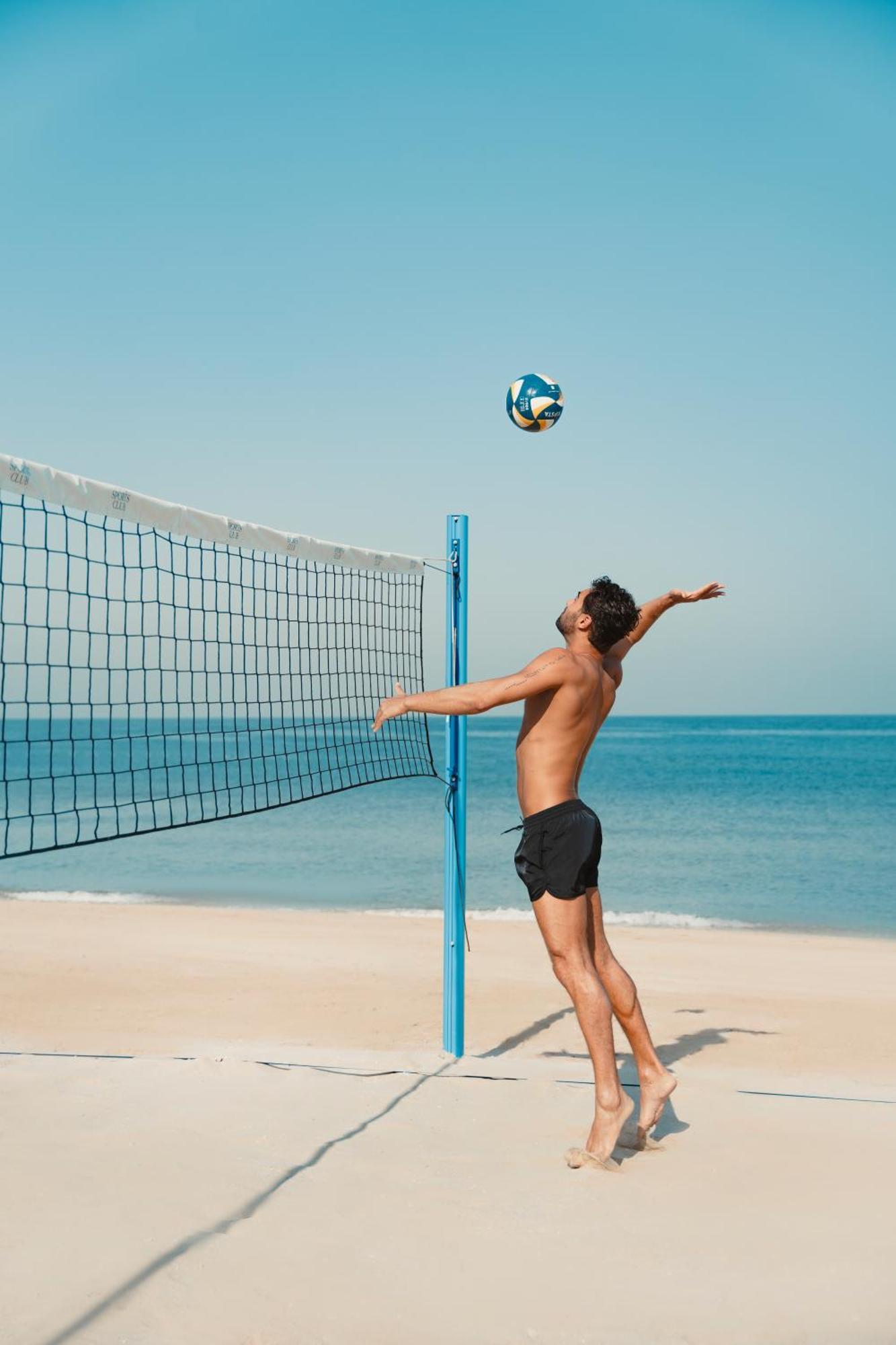 Delano Dubai At Bluewaters Hotel Kültér fotó A player blocks the ball