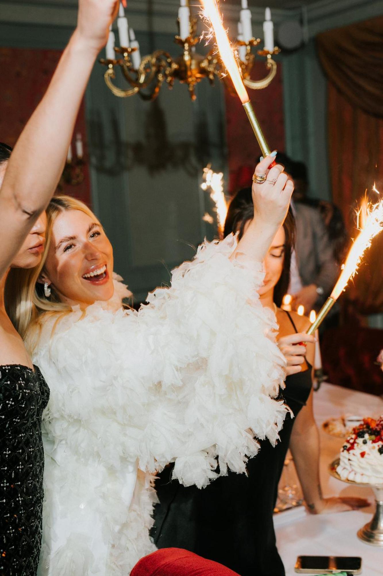 Delano Dubai At Bluewaters Hotel Kültér fotó Partygoers at a nightclub in Moscow
