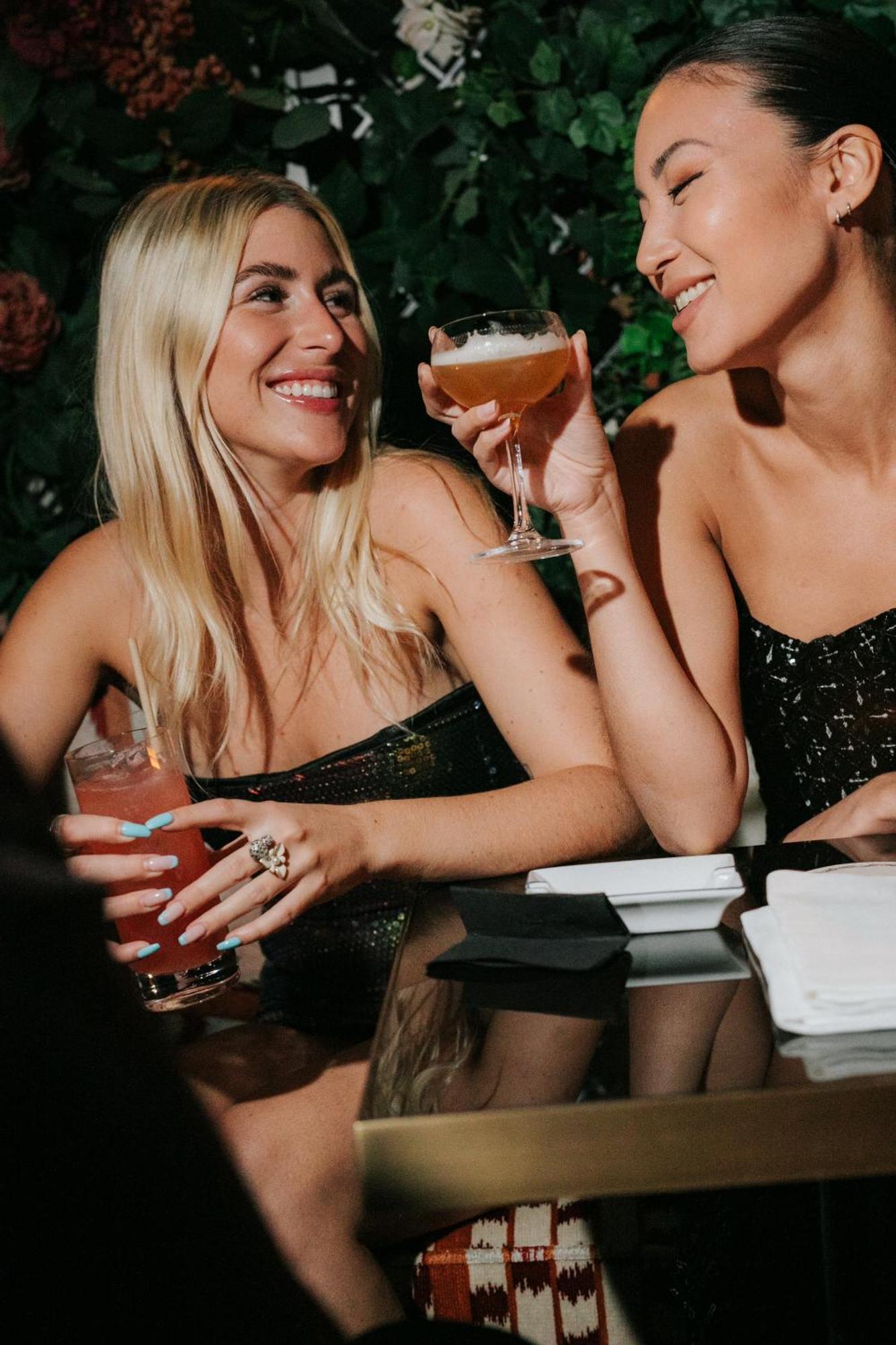 Delano Dubai At Bluewaters Hotel Kültér fotó Two women drinking cocktails